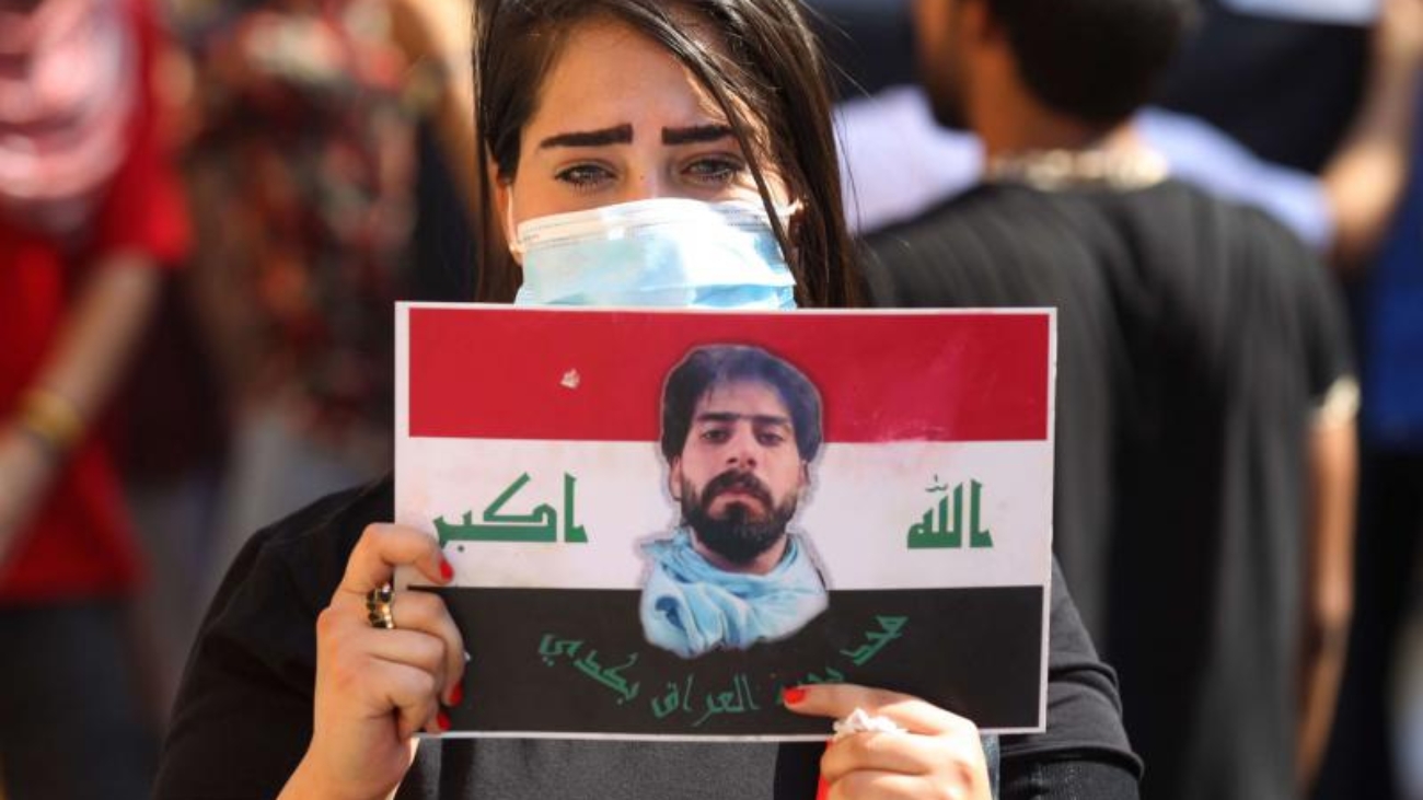 55-279-An-Iraqi-demonstrator-carries-a-portrait