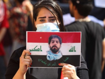 55-279-An-Iraqi-demonstrator-carries-a-portrait